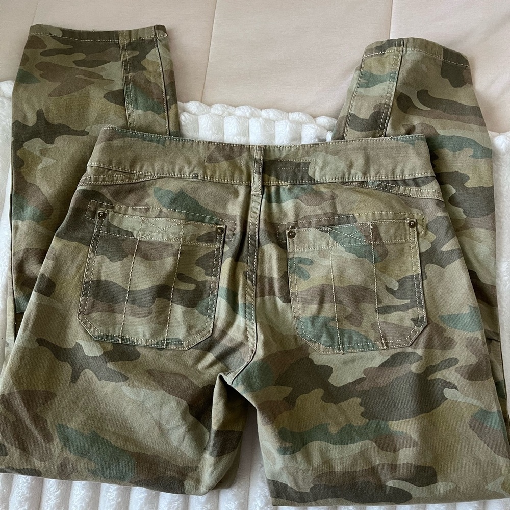 Anthropologie Pilcro The Wanderer low rise Camouflage Cargo Pants - Picture 8 of 8